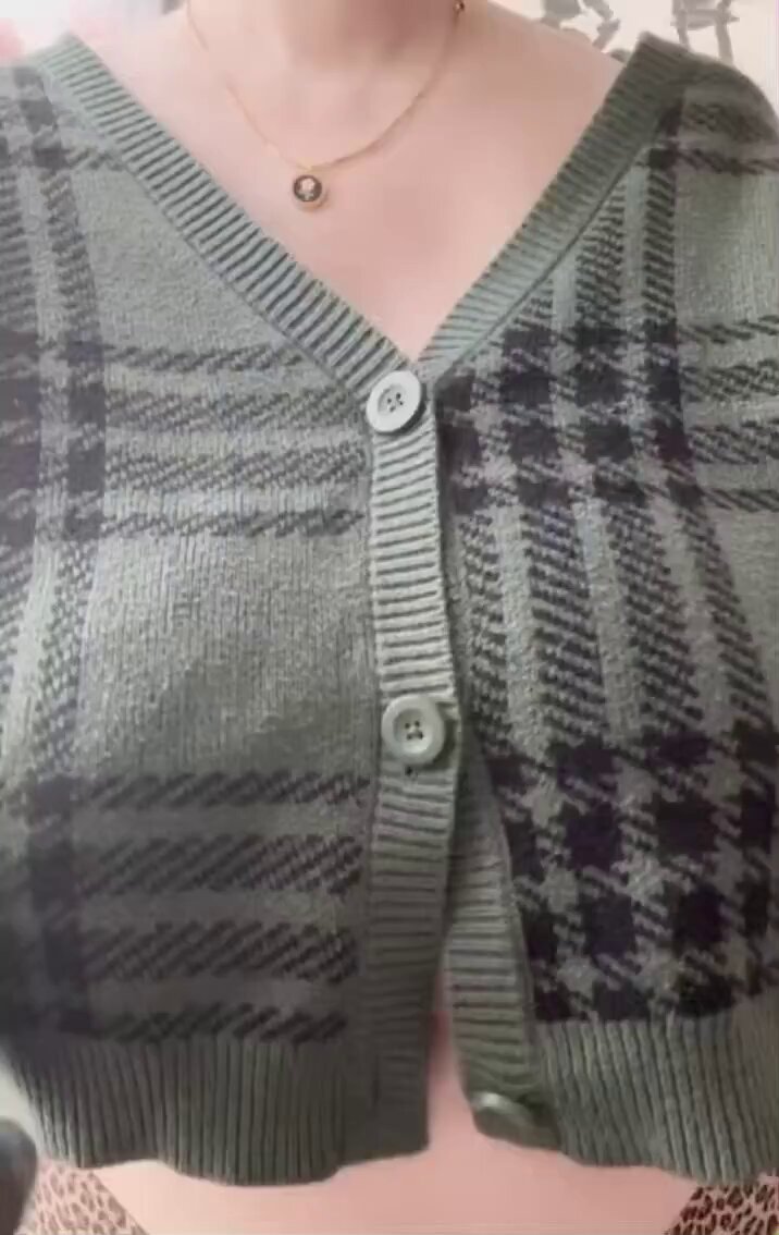 巨乳美女脱格子毛衣 爆乳全裸诱惑摇晃