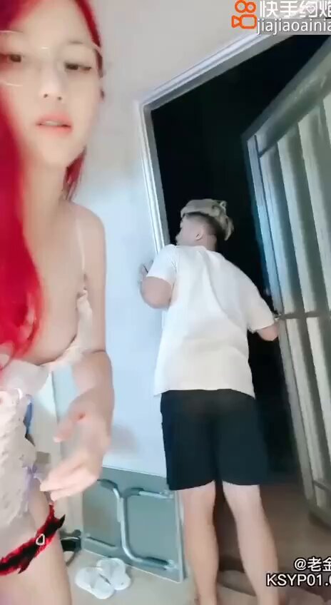 Redhead Beauty Opens the Door and Gives a Handjob! Stockings, Big Tits, Macho Guy’s Passionate Facial