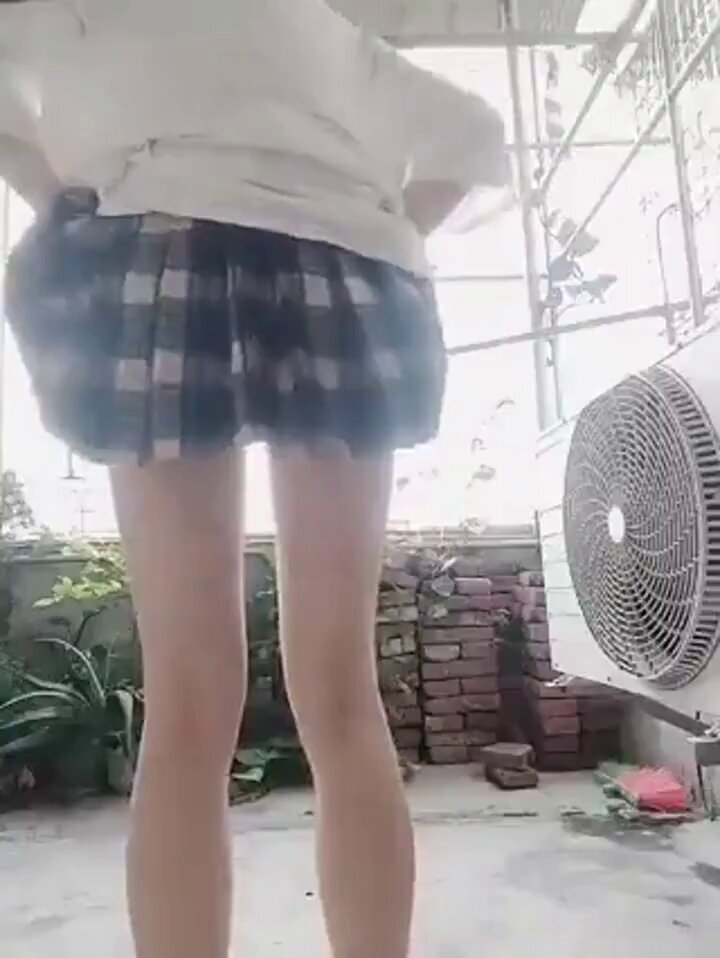 Ich habe meinen Brüdern auf dem Balkon meine Muschi gezeigt. Ich frage mich, ob die Brüder auf der anderen Seite es sehen werden.