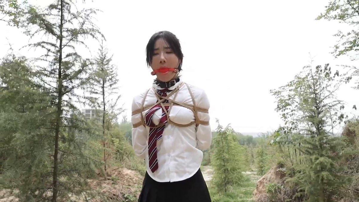 今天我们玩点不一样的，挑战下自己拿着脚镣找路人帮助自己锁住黑丝美腿，再寻求路人帮忙带上项圈和口球，接着在流口水时接受绳艺捆绑，捆绑过后再...