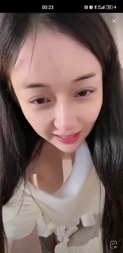 清純な黒髪美女、透ける白いワンピースで誘惑 — 深Vで胸を揺らすホットダンス