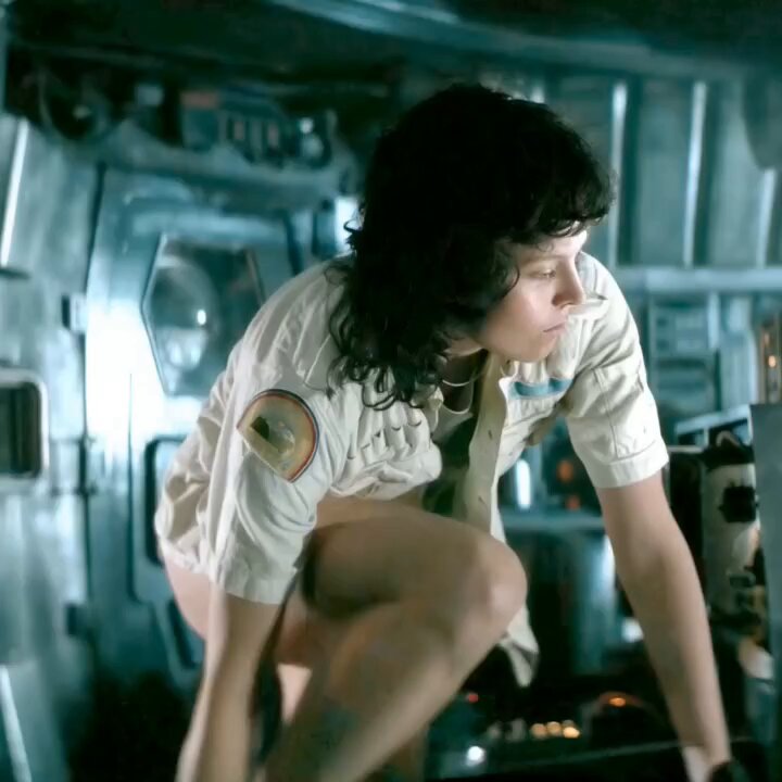 宇宙の女艦長、パンティ露出で蜜穴を大胆披露