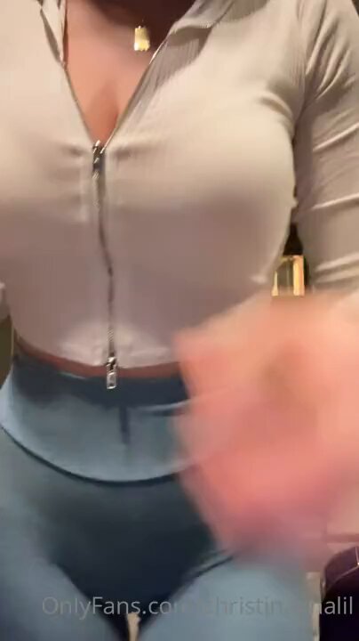 巨乳美女がジッパーをゆっくり下ろす！白いトップで爆乳深Vの誘惑、タイトパンツで揺れるヒップ — 123av.fun独占ホット