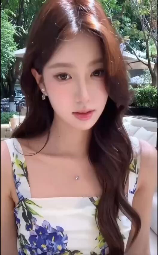 #Shenzhen 5↑ Cola, Jahrgang 2004, ist eine wunderschöne, hellhäutige und unschuldige Studentin mit zarten Gesichtszügen und einem sanften...