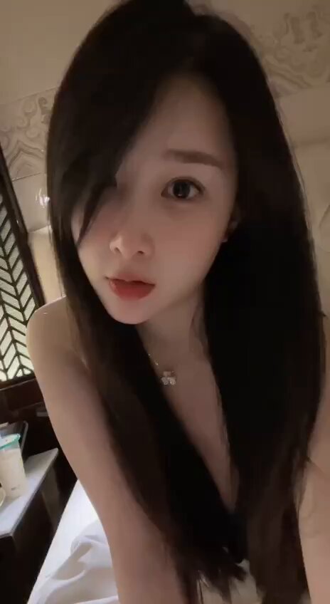 黒髪ロングストレート美女がベッドで誘惑、深Vで嘟嘴しながら自分で愛撫してあなたに挿入されるのを待つ