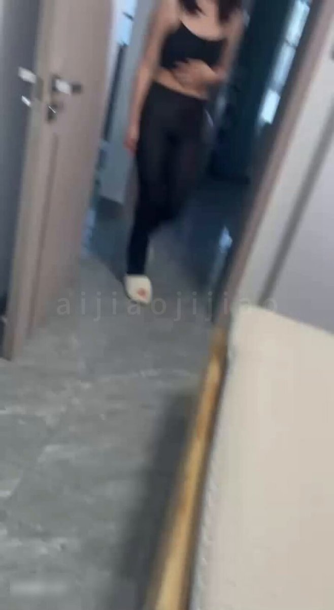 O fotógrafo real acompanha passo a passo a sessão fotográfica particular da inocente estudante para que ela se desgaste cada vez menos e,...