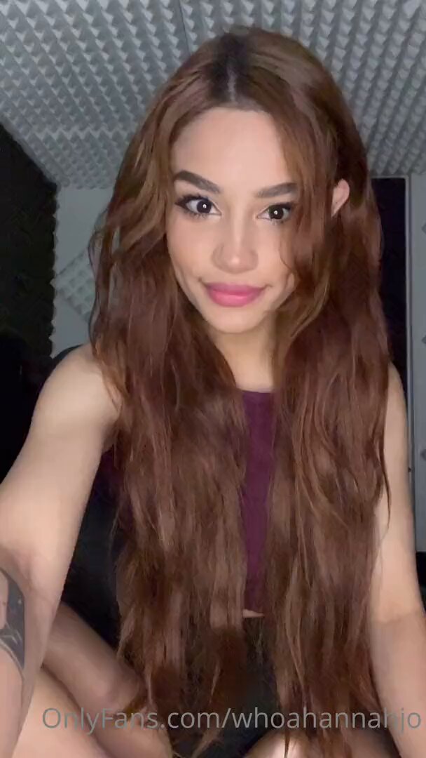 長髪美女が椅子の上で全裸オナニー！巨乳が揺れ、太いバイブを陰部に激しく挿入して潮吹き絶頂