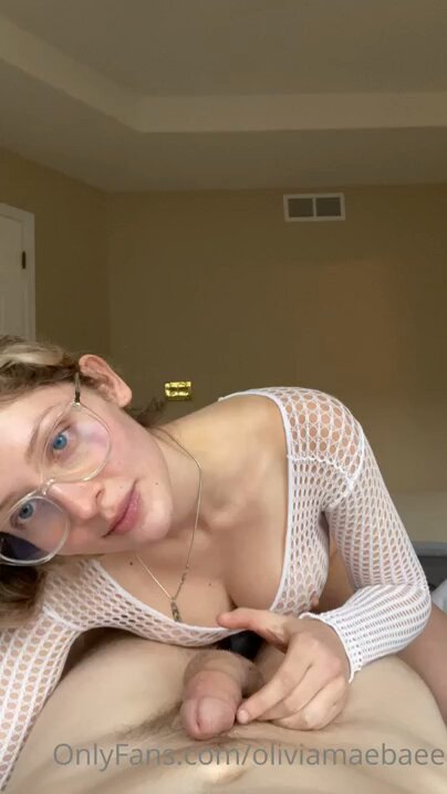 眼鏡美人が情熱的にフェラ！透けるメッシュトップで誘惑、喉奥で飲み込み続ける！