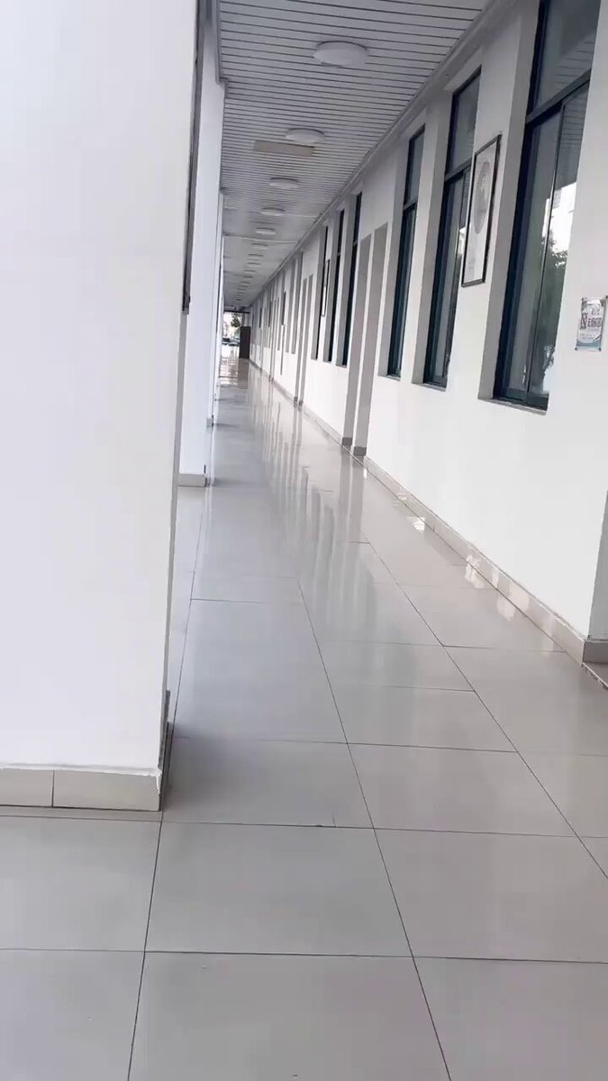 校园长廊诱惑！白T美女自拍大奶摇晃等你操