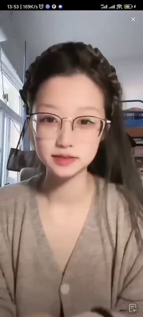 眼鏡の美女が寮でライブ誘惑！長髪の女の子がセーターのボタンを外して谷間を見せる