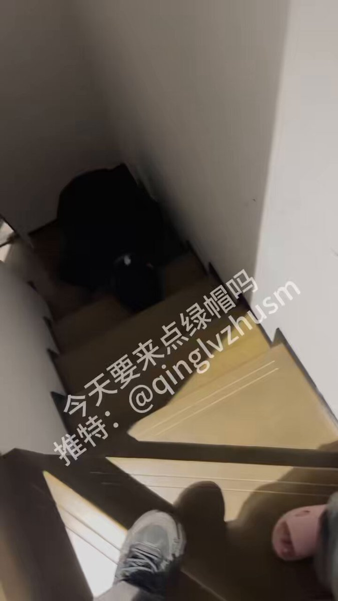 2006年、スリルを求める若いカップルが階段で親密な行為と自慰行為にふけっていました。下に座っていたボイリング・シープは、ただひざまずいて崇...