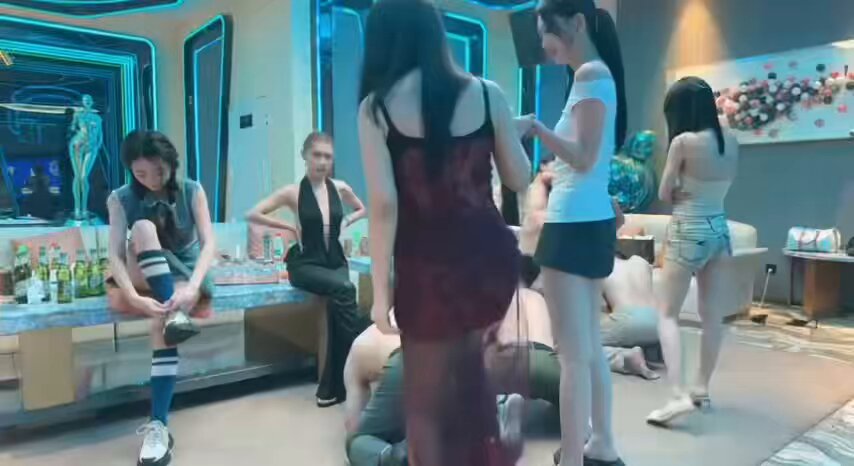 Hun og en gruppe venninner lekte med noen ubrukelige hannhunder på en karaokebar. De liker å knele og oppføre seg som horer foran kvinner...