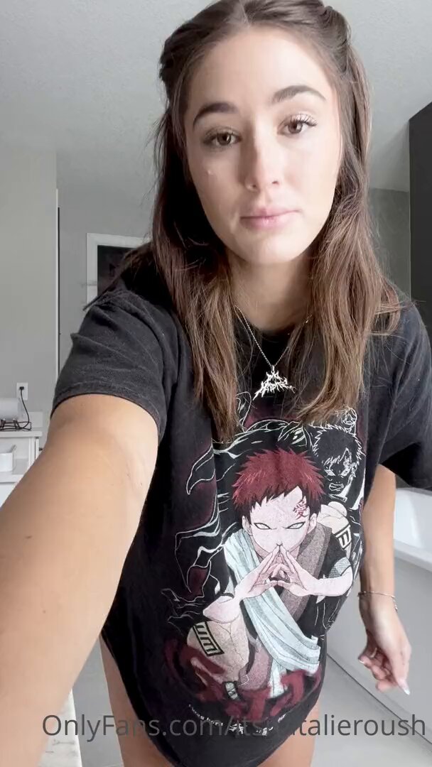 火辣妹子脱衣秀！鸣人T恤下藏巨乳蜜桃臀，浴室撩人湿身诱惑