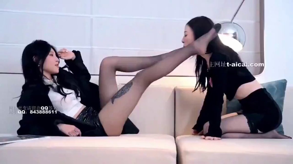 BDSM entre mulheres, série S/M feminina. Uma mulher S/M treina uma mulher submissa (M). Uma mulher S/M treina uma mulher submissa (M). Um...