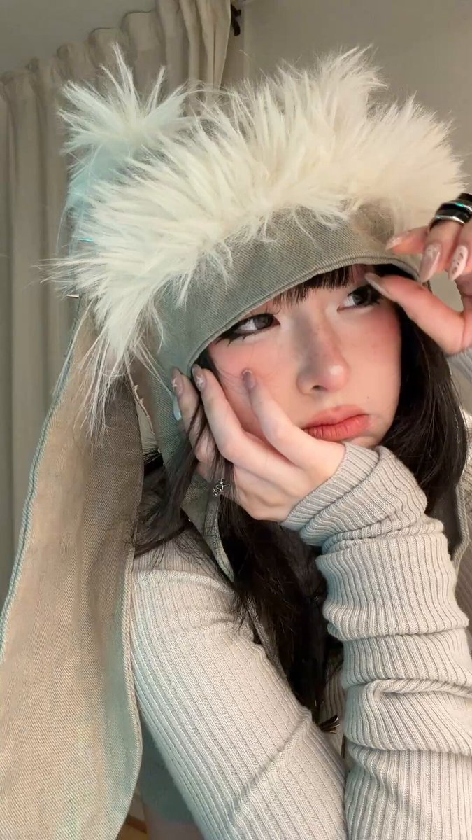 可爱兔耳少女诱惑自拍！刘海美少女撩人wink等你操