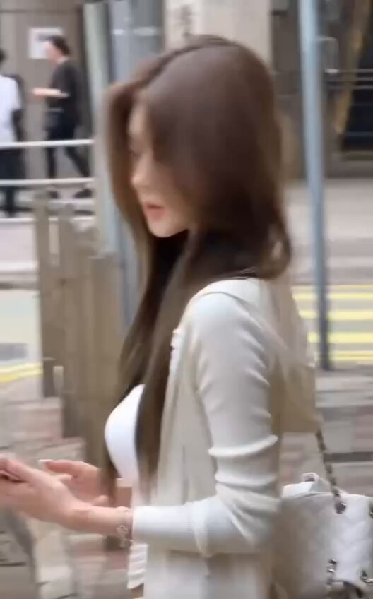 Long-haired street beauty flaunts huge breasts! White cardigan reveals overflowing cleavage