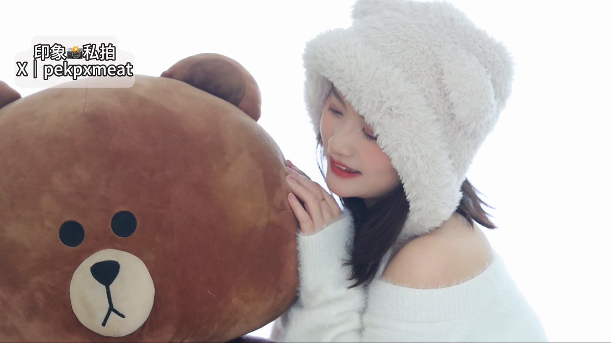 白毛帽美女肩露纹身抱熊诱惑 123av.fun极致撩人福利