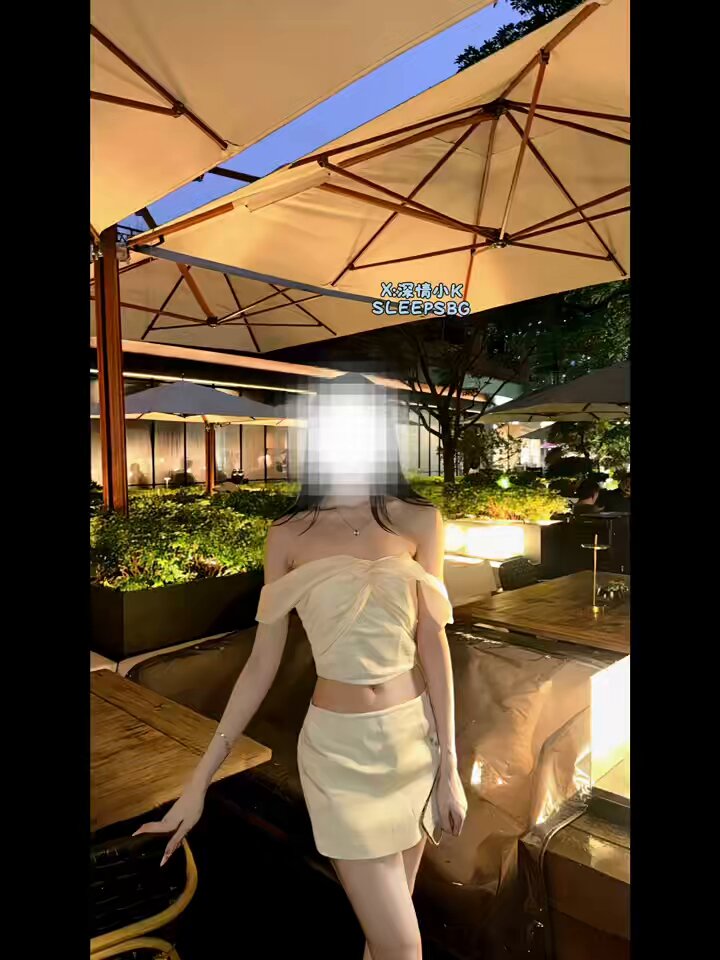 小某书上认识的探店博主，172大长腿美女，约她出来喝东西吃饭，吃完进入主题拉去酒店，女主穿着骚拖鞋逛了一整天脚底都是汗，最后让我射在她穿了一...