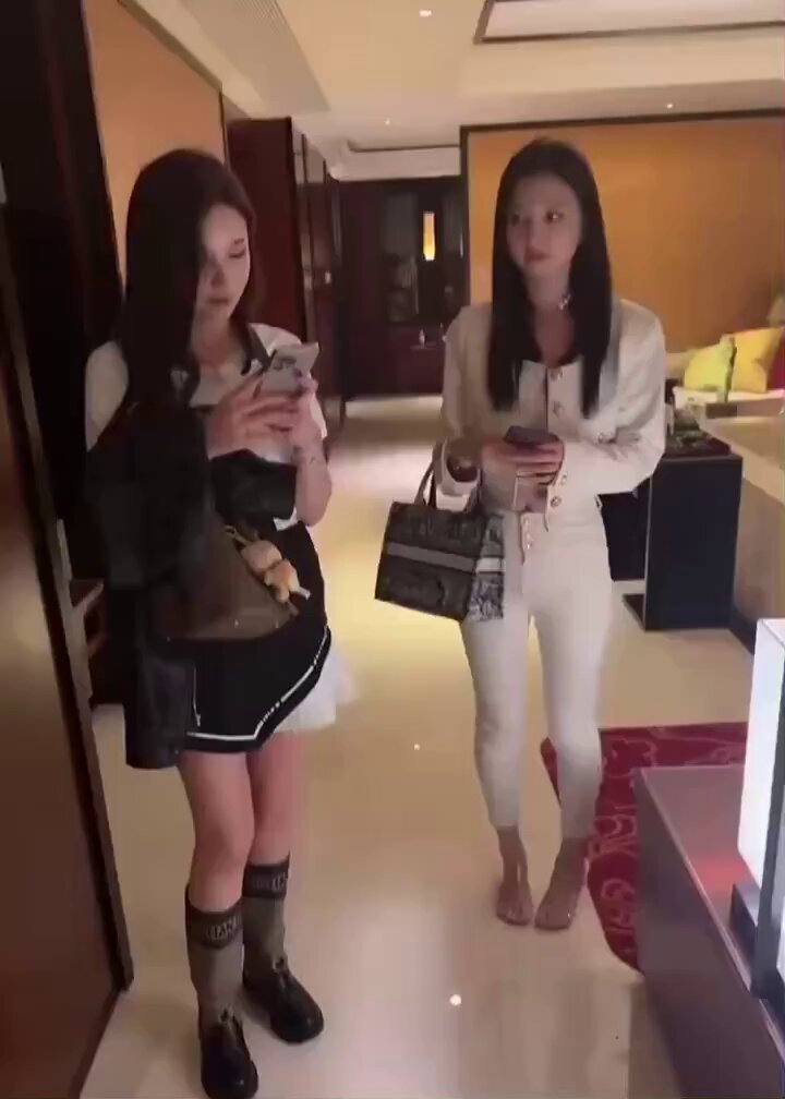 酒店JK美女双姝诱惑！超短裙黑丝玩手机翘臀诱人