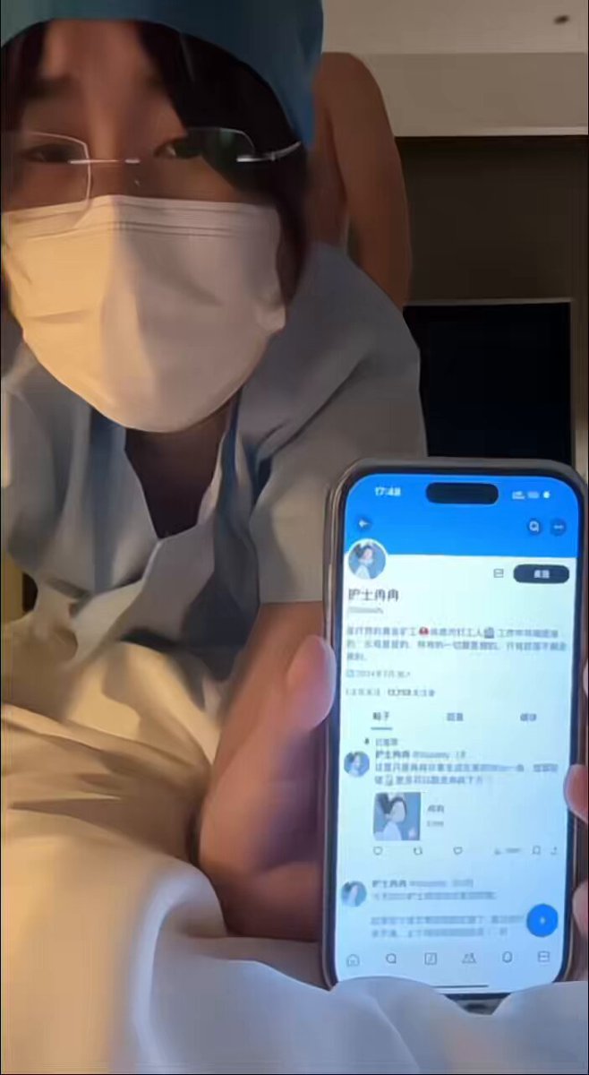 你们的眼镜护士，下班衣服都没来得及换，就被这个粉丝哥哥给粗暴的插入了…

一点也不怜香惜玉，但是我好像在这种被蹂躏的气氛里，得到了快感…是不...