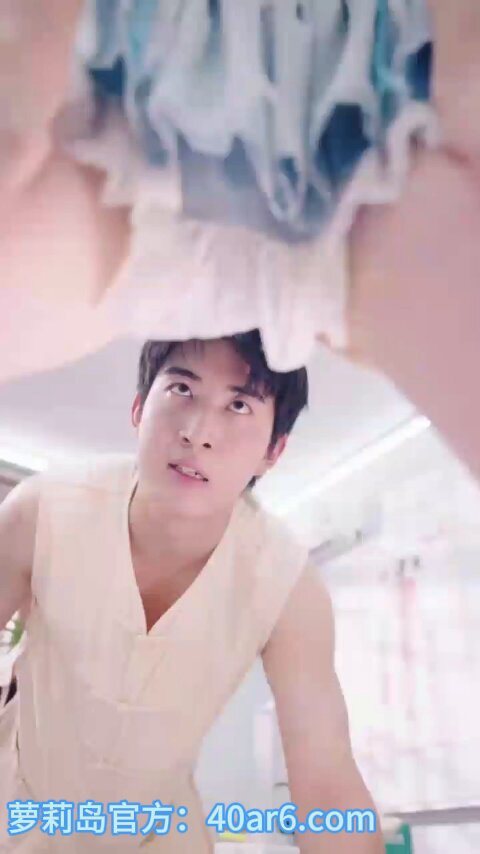 【成人向けのため削除】イケメンと女性の親密なベッドシーン