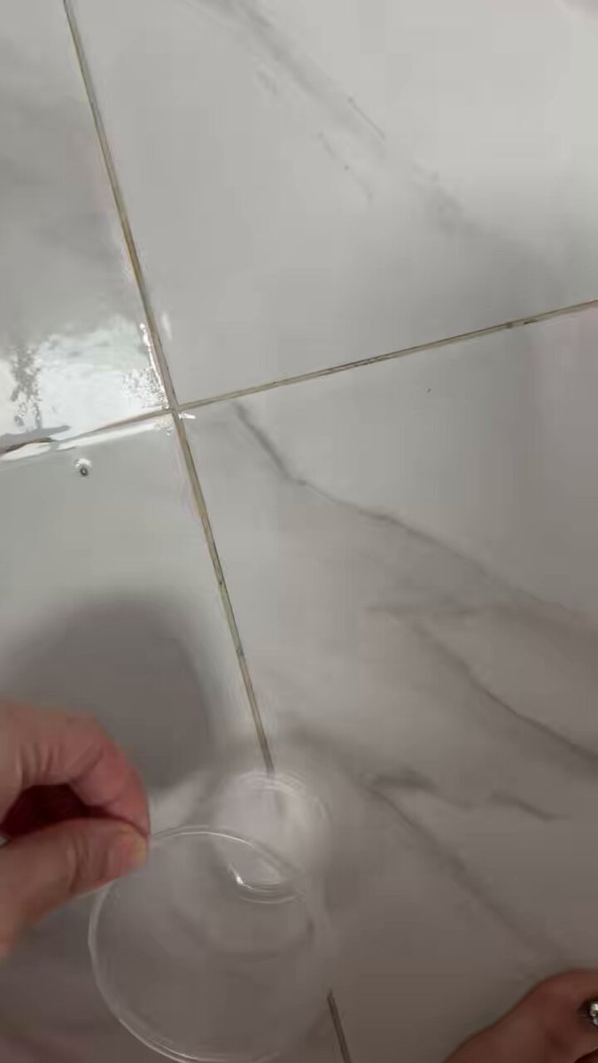 浴室自慰高潮喷射！美女脚趾张开狂射黄汤进杯