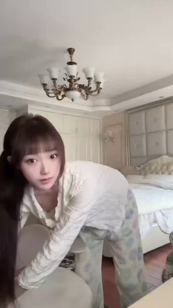 セクシーな黒髪ロング美女が透けるパジャマで前かがみになりヒップを突き出す誘惑 — 123av.fun独占・爆乳ゆれ