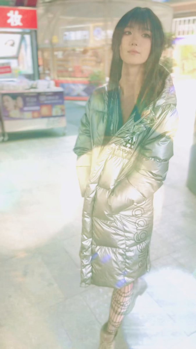 银色羽绒服下黑丝开档骚货！商场大胆露出阴部引人犯罪