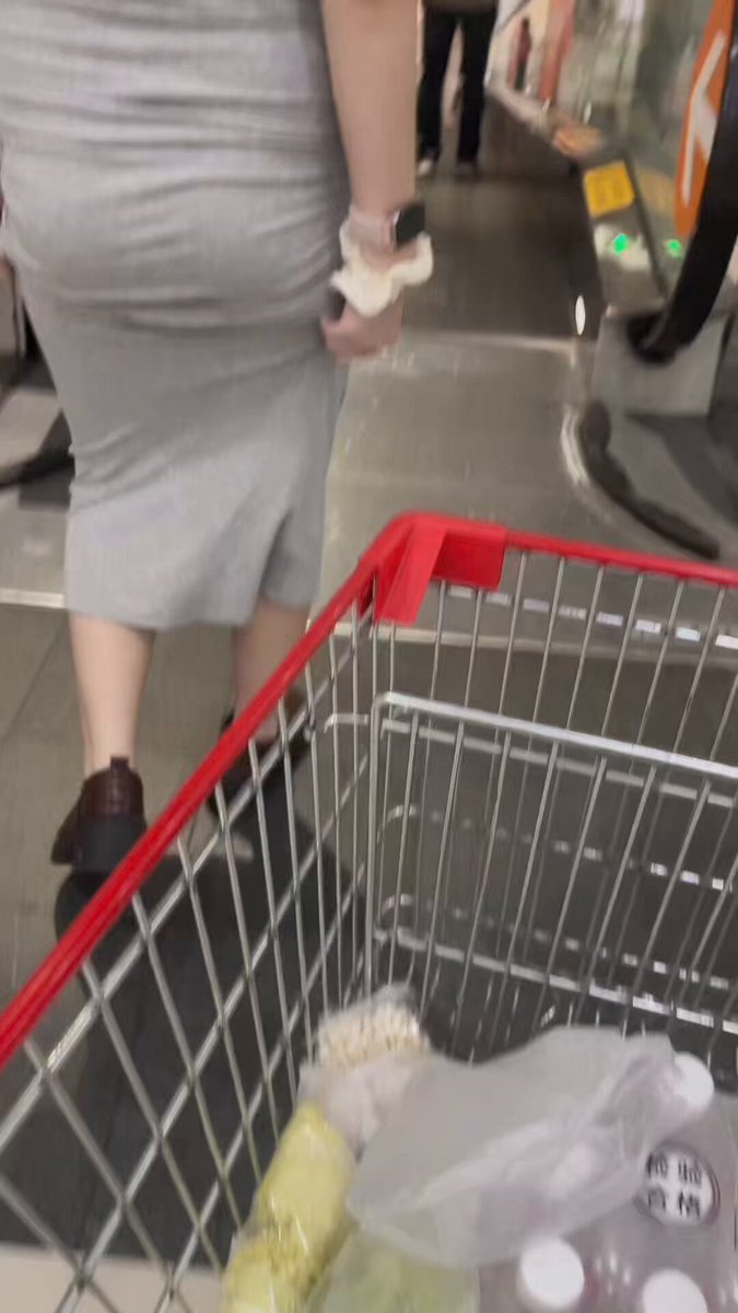 Going Commando in the Supermarket! Big-Butt Beauty's Skirt Flash Exposed