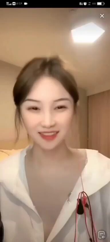 白シャツ半開き美女の誘惑ライブ　深Vの谷間＆美脚見せ