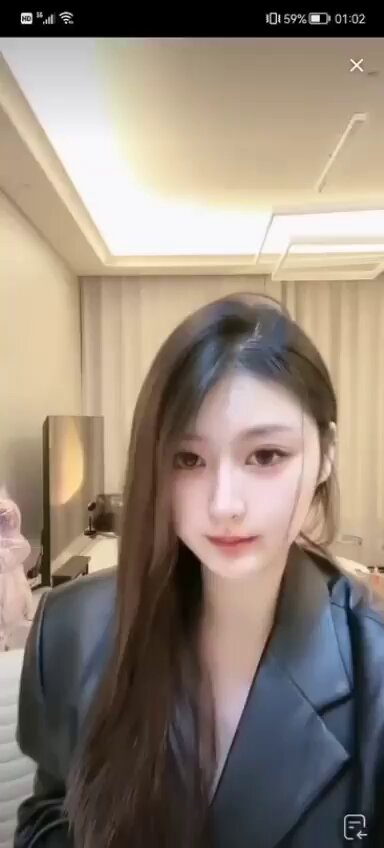 セクシーな長髪美女、黒レザージャケット＆超ミニスカで誘惑！ヒップを振る脚見せショー！123av.fun独占ライブ