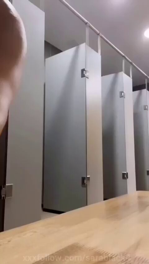 公衆トイレでギャルがパンツを下ろしてヒップとアソコを露出、激しく腰を振る！