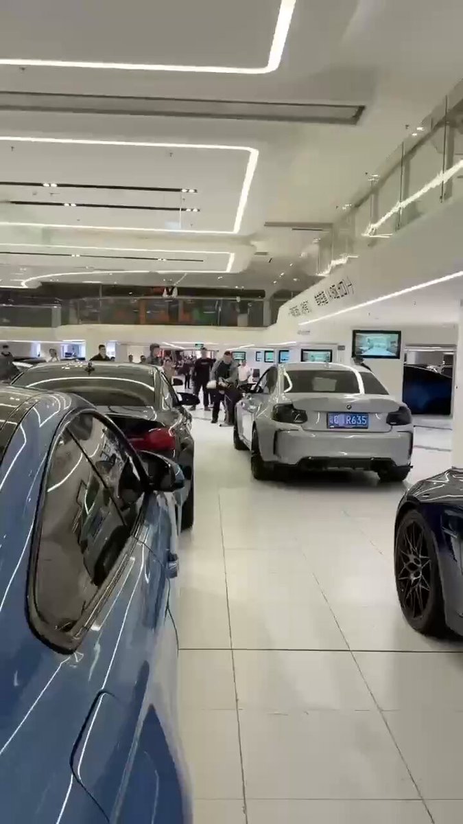 豪车4S店内美女销售狂野诱惑！丝袜翘臀猛摇车震高潮