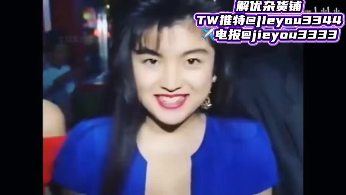 台湾美女のゴルフ誘惑！胸元の深い青いドレスで谷間を見せ、室内で情熱的に胸を揺らす