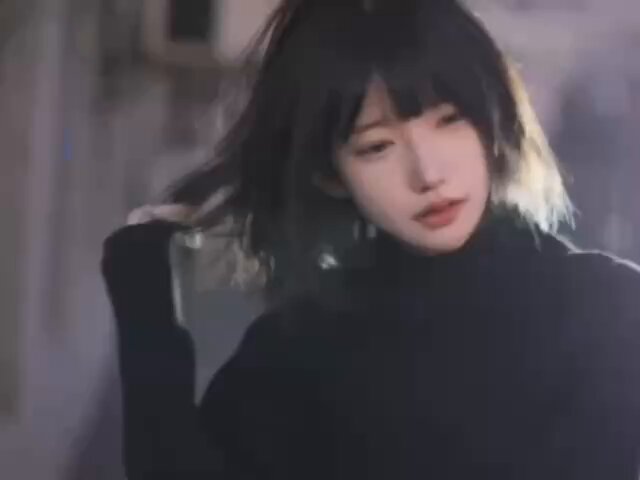 黑发美女夜色撩人 湿润红唇诱惑爆乳摇曳