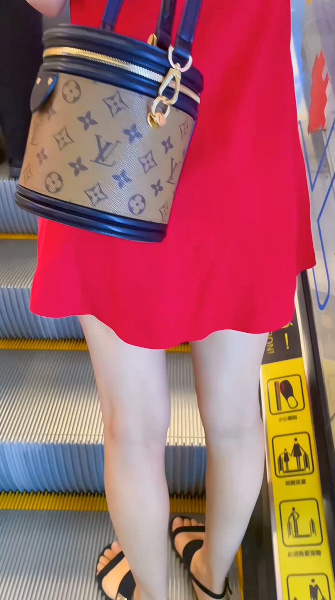 下次带着入体式跳蛋这么去坐电梯
不知道会不会被人看出来
如果忽然掉出来就尴尬了😊 