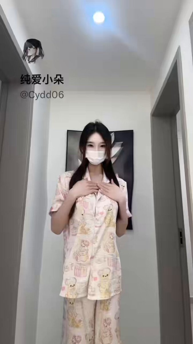 绝美狐狸精走廊诱惑换装秀，露乳翘臀超撩人！