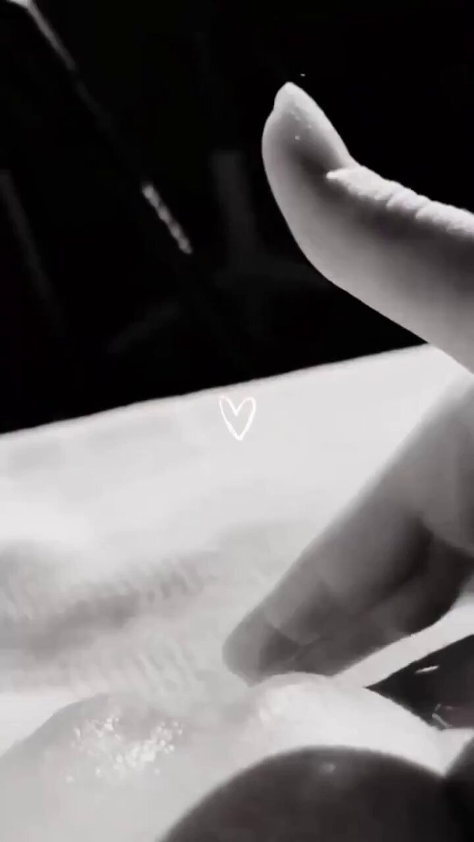 指で濡れたあそこを弄る！白黒の誘惑 オナニー絶頂