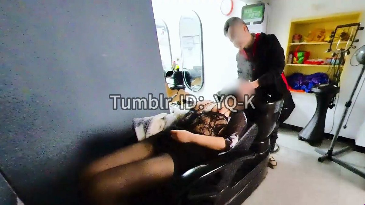 #YQK #露出 #勾引 #人前露出 穿着情趣内衣露出两个大白兔，去理发店洗头，老板一开始很羞涩，我把衣服拉下来把大奶子露出来，索性我把老板的裤子拉...