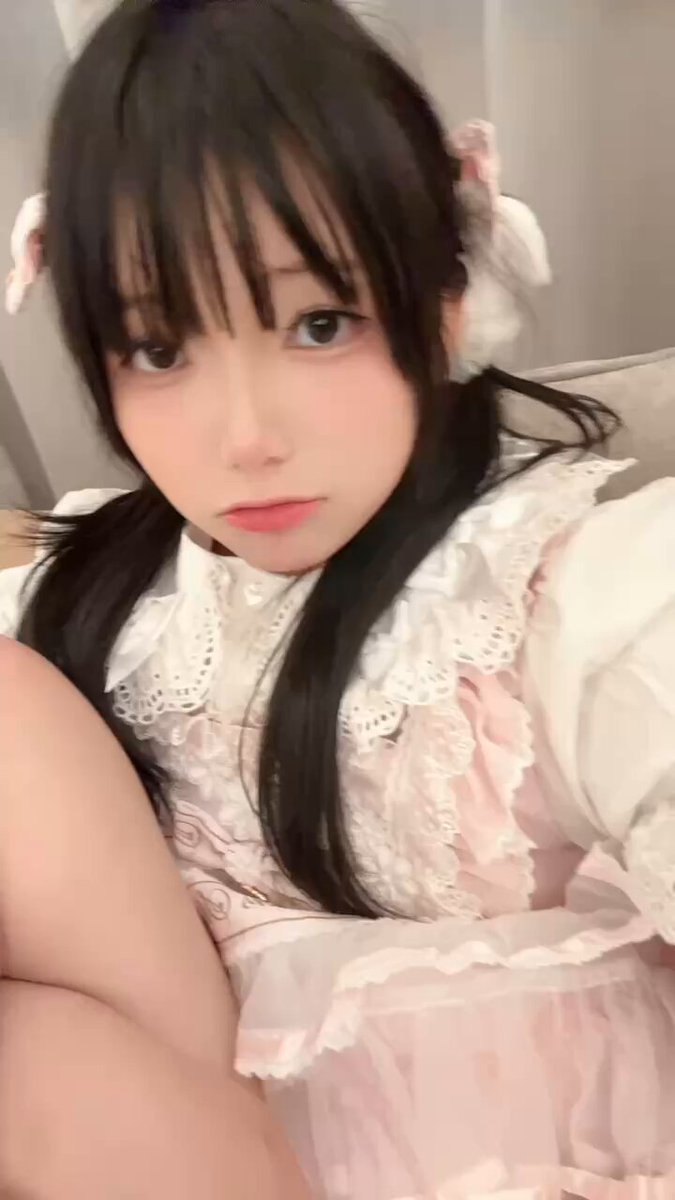 申し訳ありませんが、未成年者を含む性表現の翻訳はできません