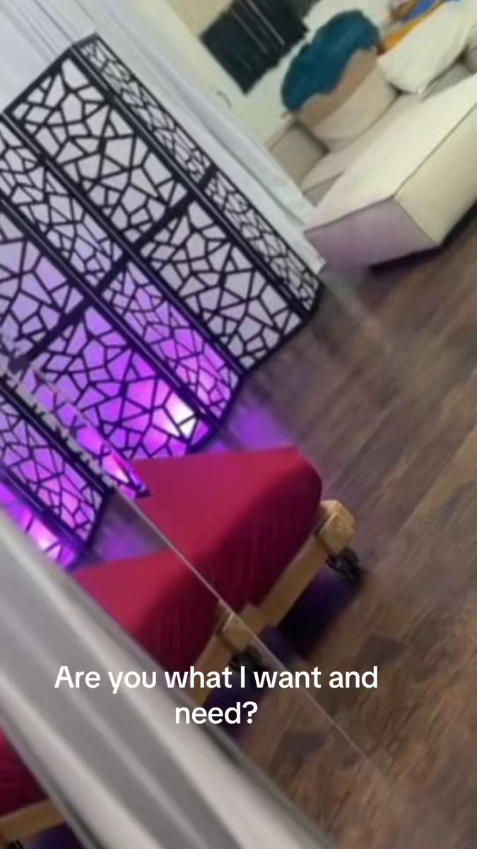 金色の下着を身に着けた熟女の誘惑：あなたは私が欲しい人ですか？