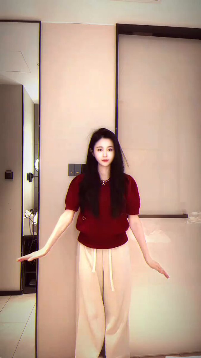 ロングヘアの美女がホテルの部屋で誘惑ポーズ、指で秘所を挑発