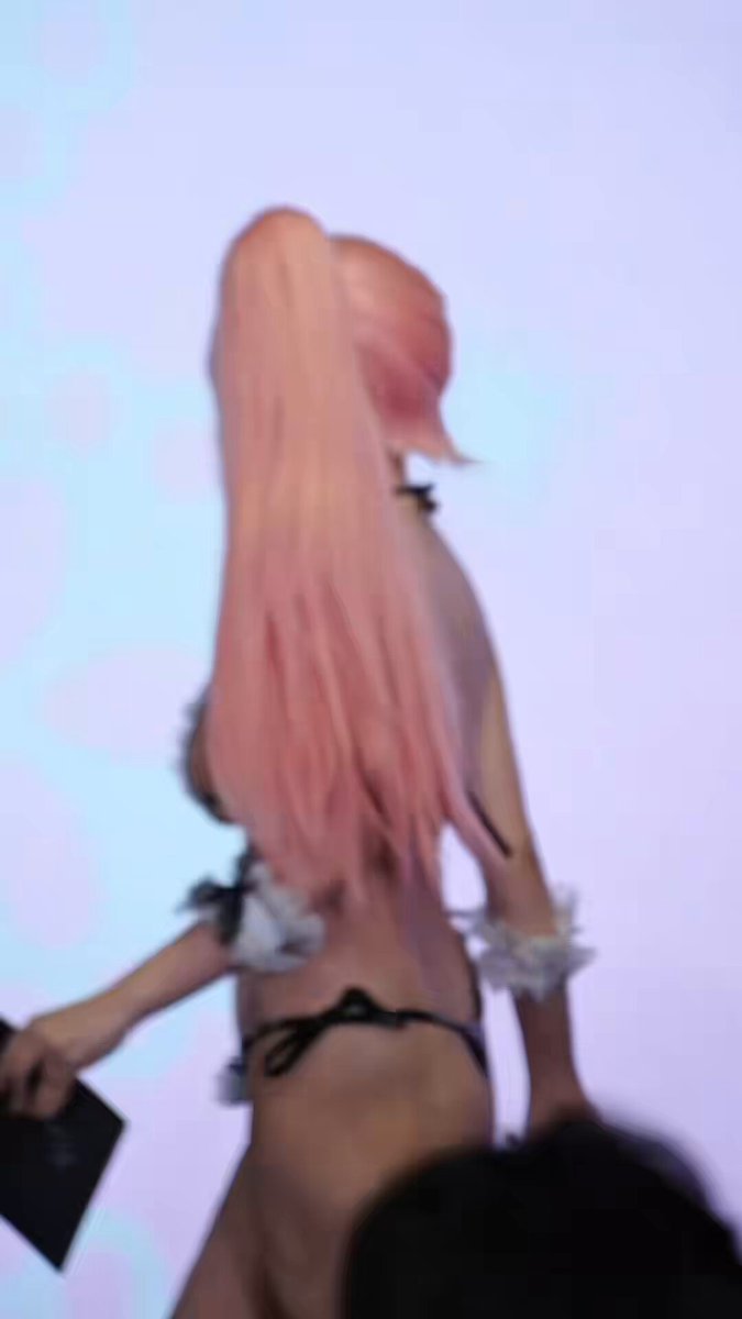 ピンク髪のコスプレギャル、ステージで胸揺れ・ヒップスイングの超露出誘惑ショー！