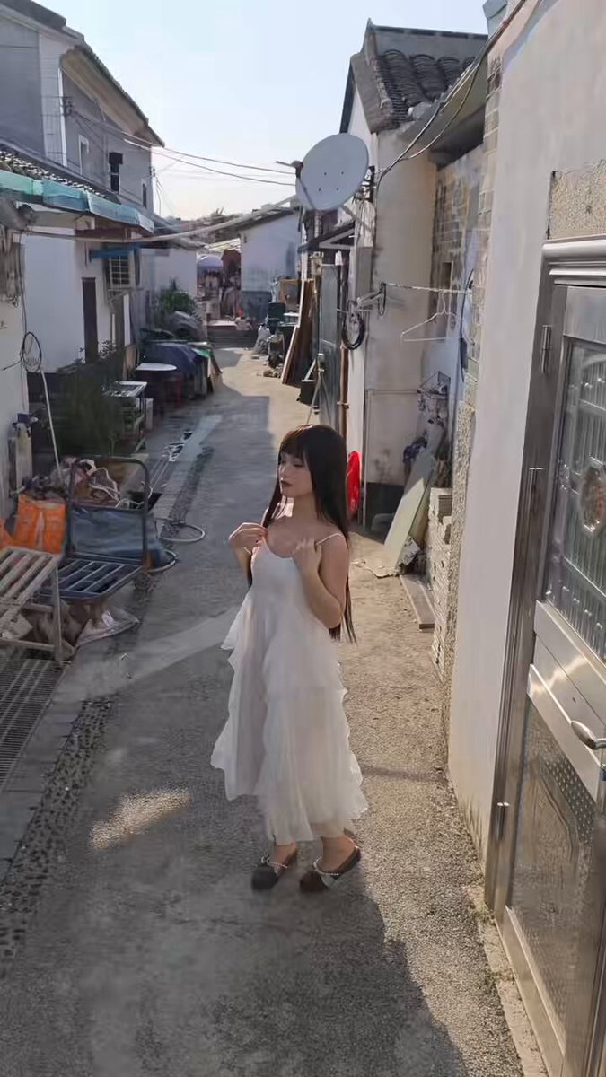 乡村小巷裸上身美女！长发辣妹街头走光秀巨乳晃荡诱惑