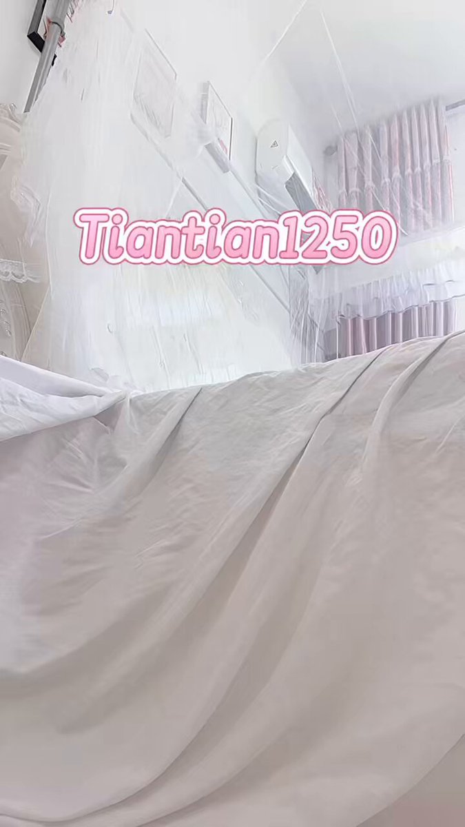 想妈妈的美臀坐在你脸上,再用热乎乎的丝袜脚踩在你硬的受不了的小牙签上吗?!
绿王八总是忍不住想贡出自己的老婆!这种偷窥视角刚好可以看着自己...