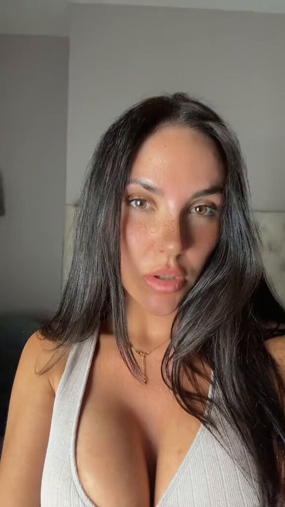 黒髪ギャル 深V爆乳の誘惑 — 濡れた唇で挑発、あなたにヤられるのを待っている