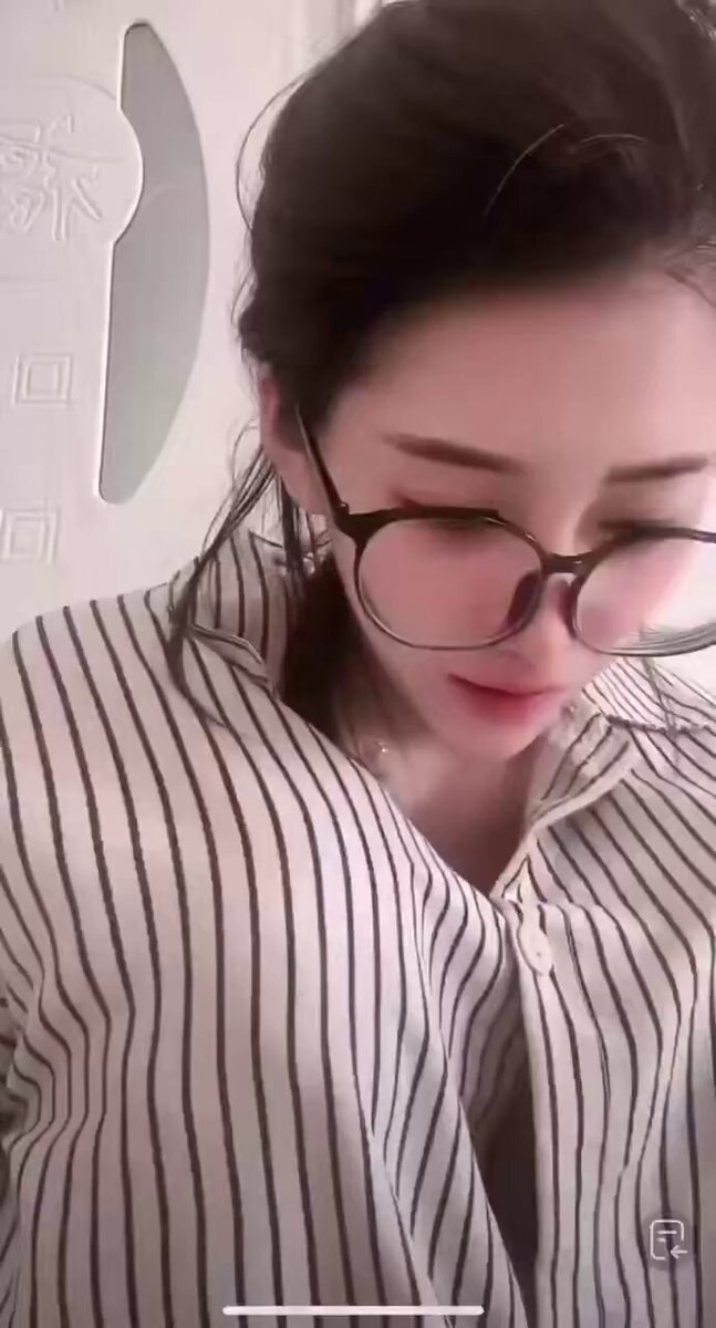 果然戴眼镜的美女最凶啊 