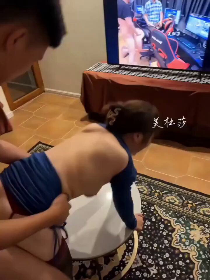 张子玥游戏房翘臀后入！客厅白桌狂干白丝美腿