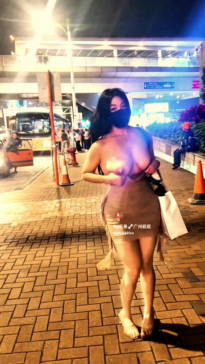 ナイトクラブ外で大胆露出！マスク女子の巨乳がはみ出し、バス停前で誘惑のように揺れる