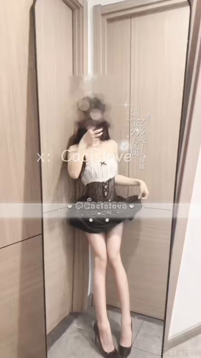 镜前裸露诱惑！黑丝美女撩裙露乳超性感